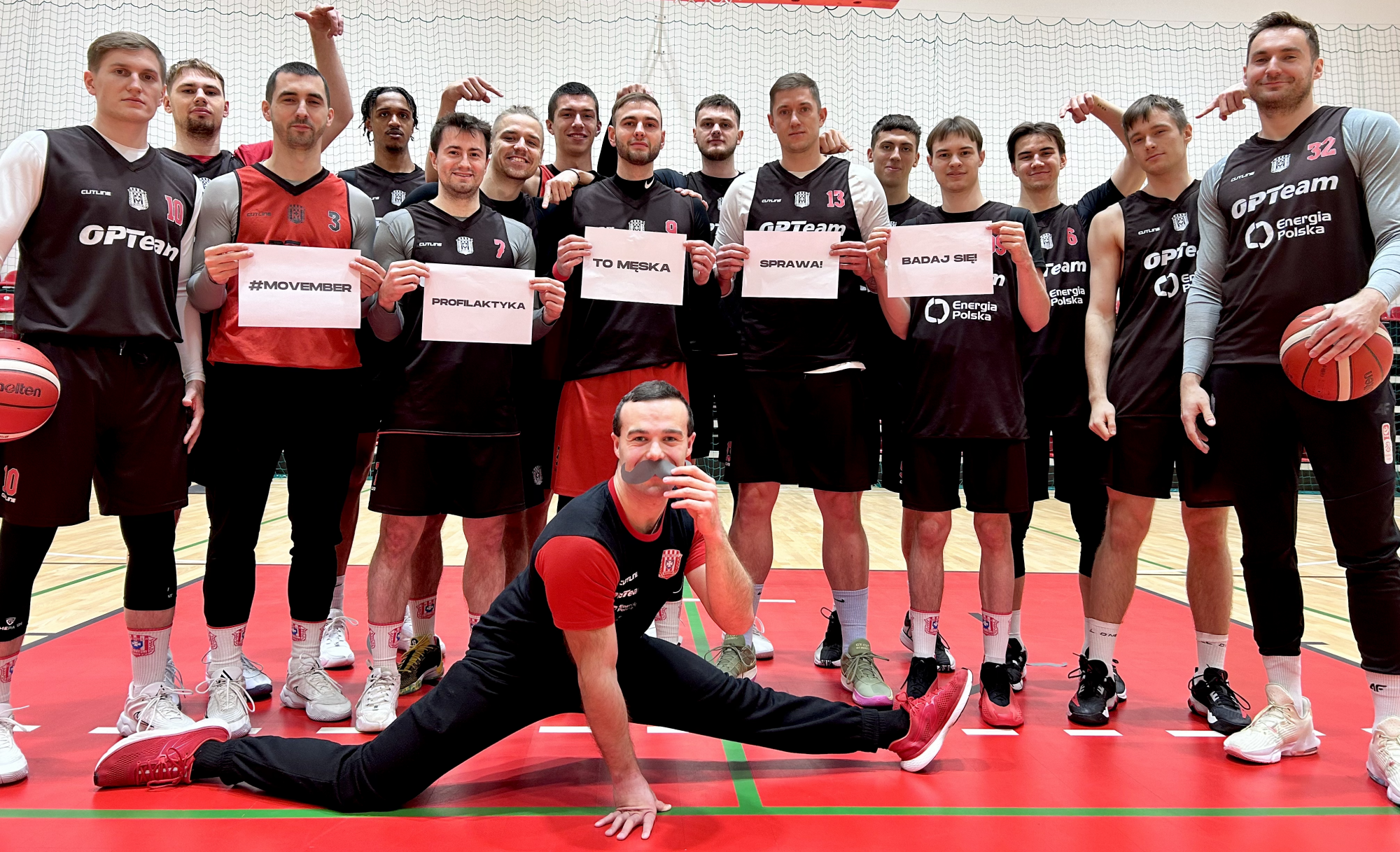 zjdęcie drużyny koszykarskiej OPTeam Energia Polska Resovia Rzeszów wspierającej akcje "Profilaktyka to męska sprawa"